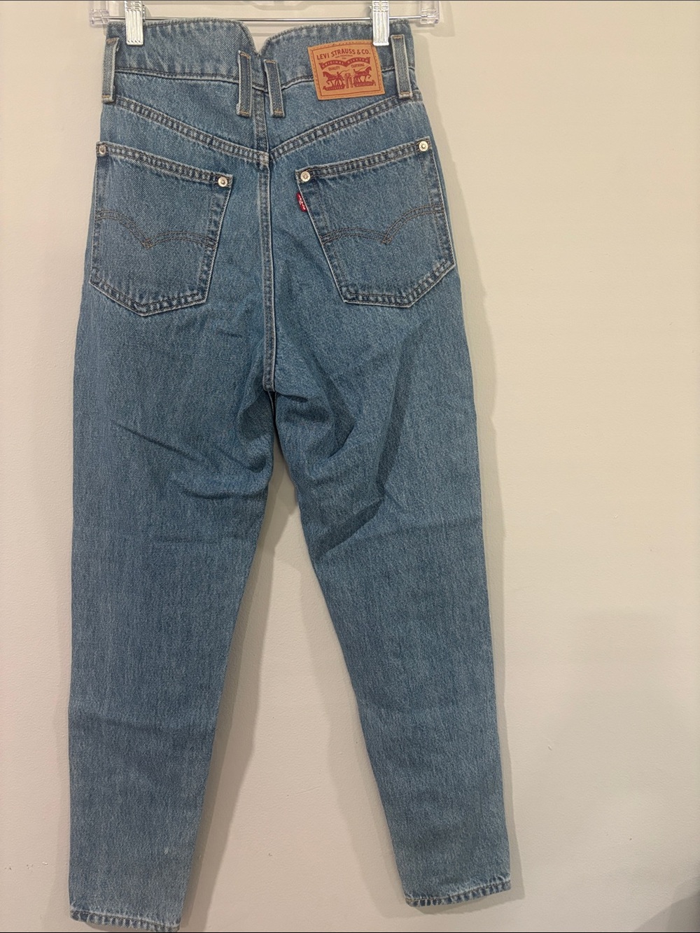 Levi’s- high waist blue woman’s jeans
Back waist notch styling /size 24 - Picture 2 of 10